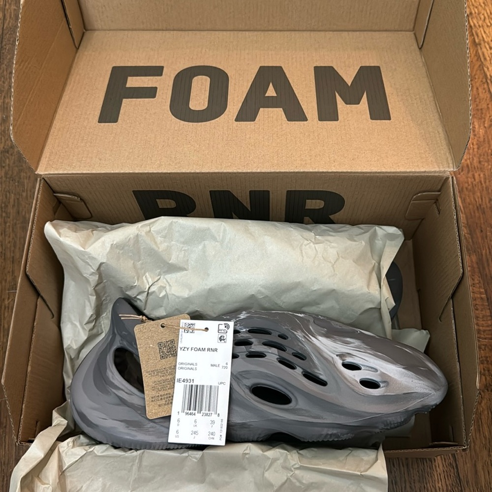 NWT Yeezy Foam Rnr